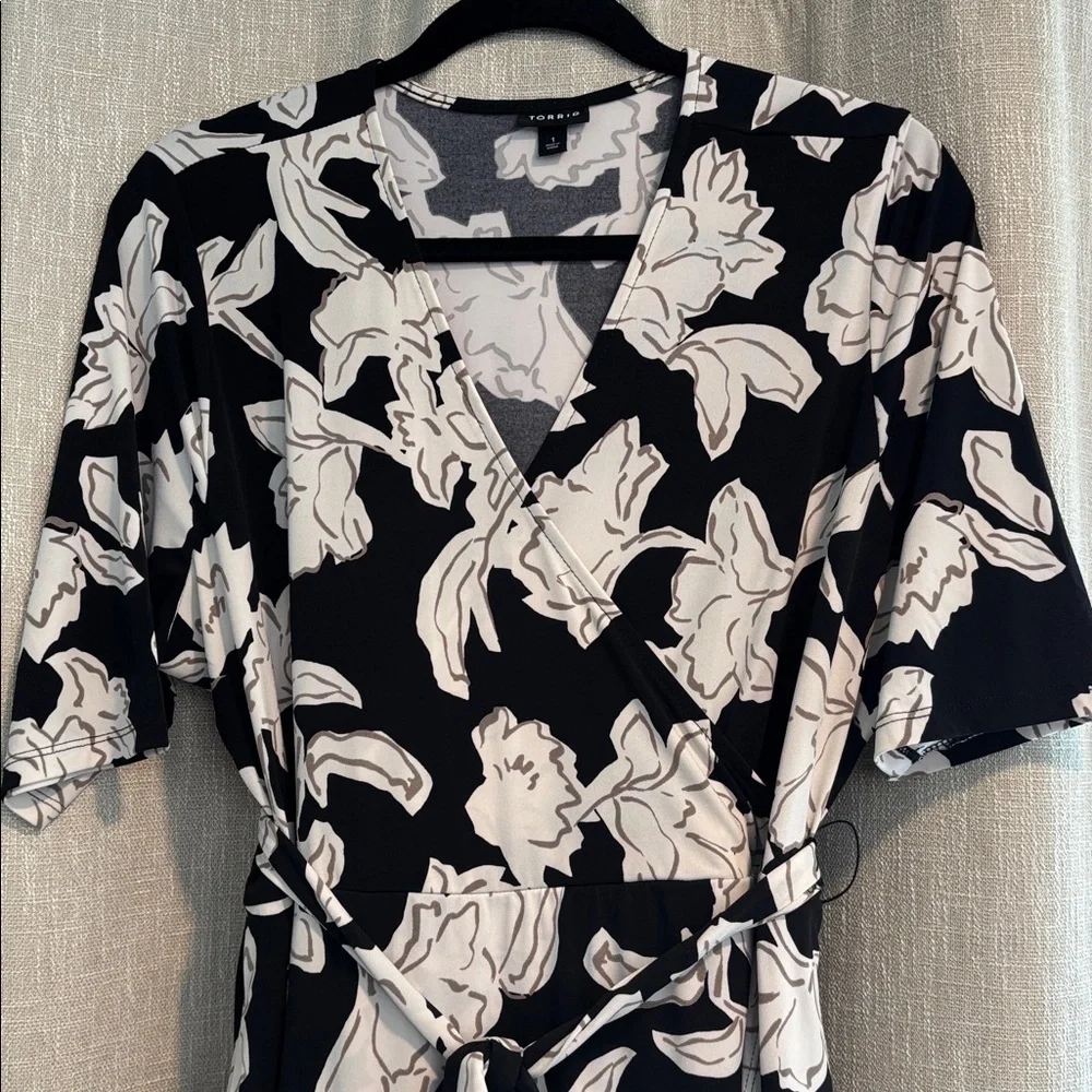 Size 1 Torrid midi wrap surplice dress in black white gray floral TTS 3/4 sleeve - Picture 2 of 8